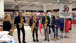 Nemendur Tónlistarskólans með "flashmob" í Hagkaup